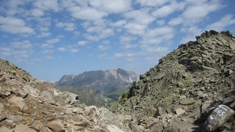 Éboulis et col au loin