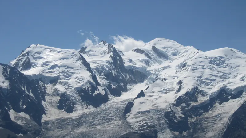 Le dôme enneigé du massif