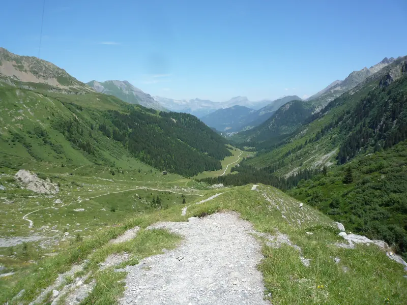 Le sentier descend dans la vallée