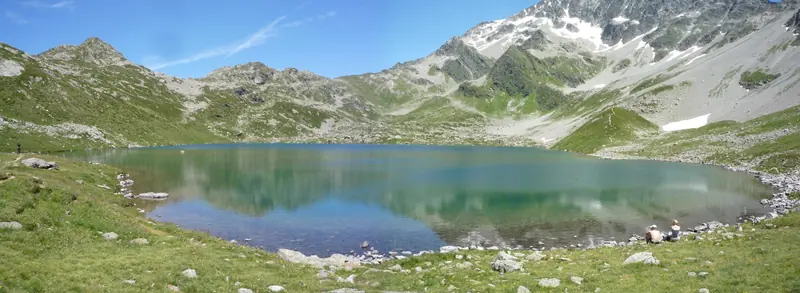 Un lac turquoise sous les glaciers